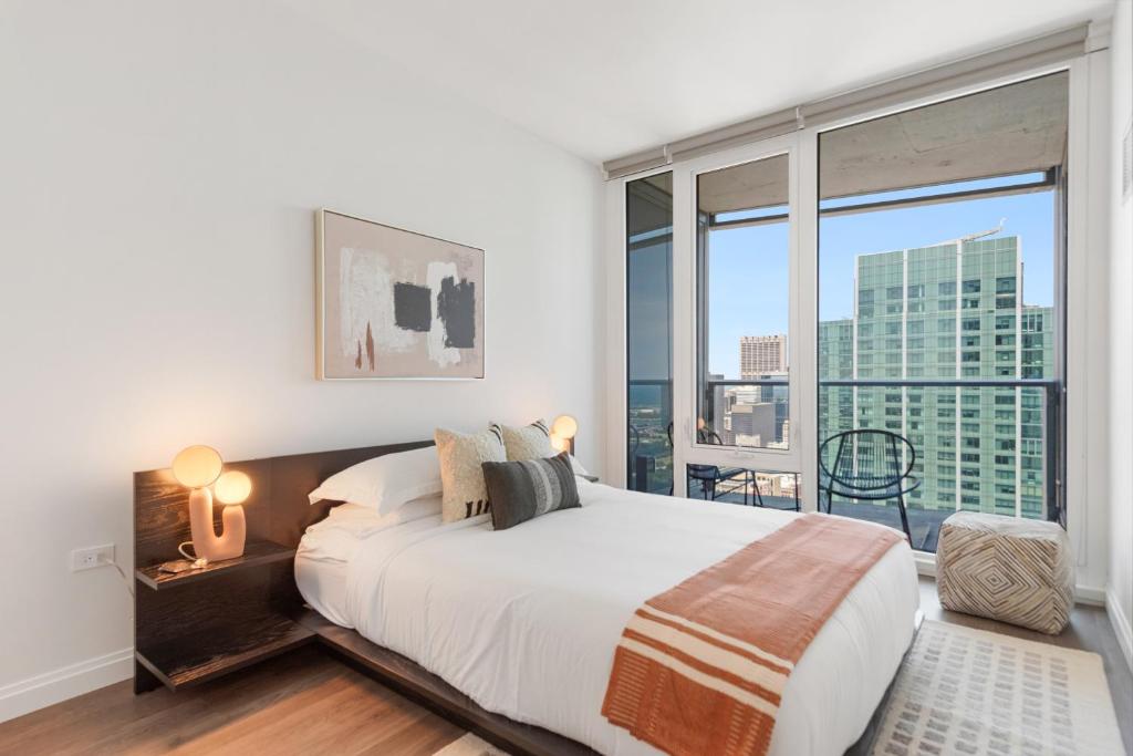 Lux Apts with Lake Views and Top Amenities - Image 5