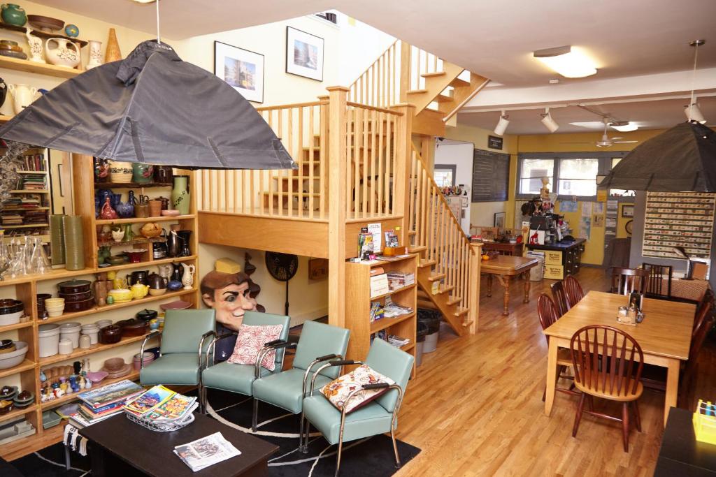 Ray's Bucktown Bed and Breakfast - Image 4