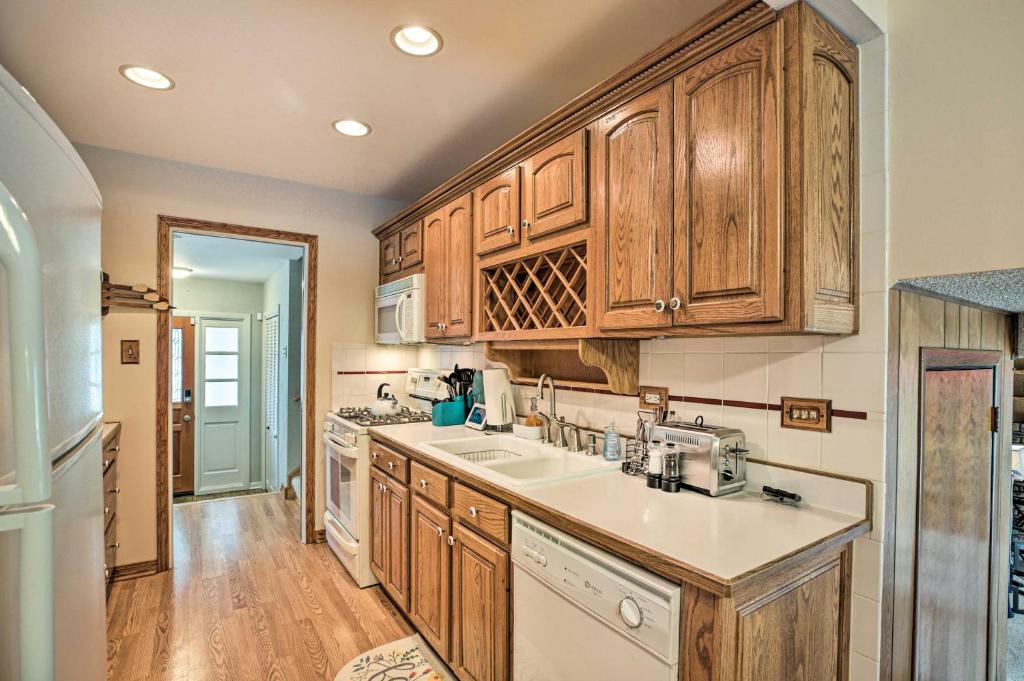 Spacious Family Glenwood Estates Home with Hot Tub! - Image 5