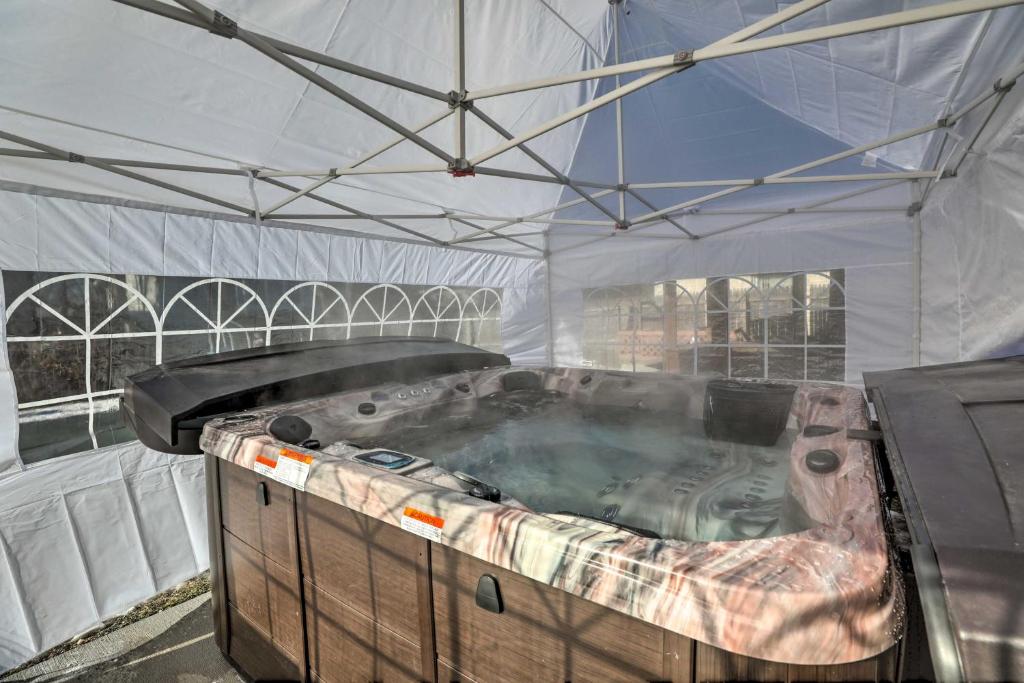 Hot Tub (Jacuzzi) - Photo 2