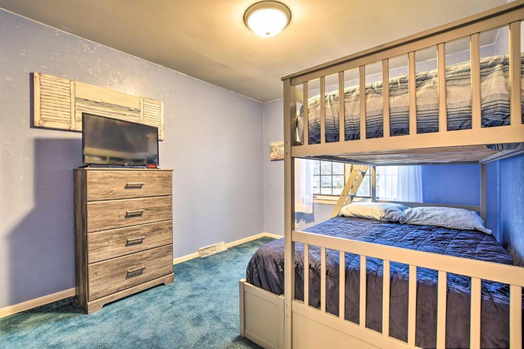 Spacious Family Glenwood Estates Home with Hot Tub! - Image 8