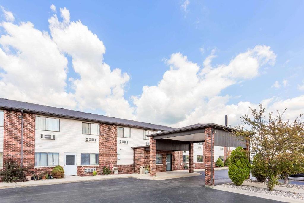 Super 8 by Wyndham Bourbonnais/Kankakee Area - Image 6