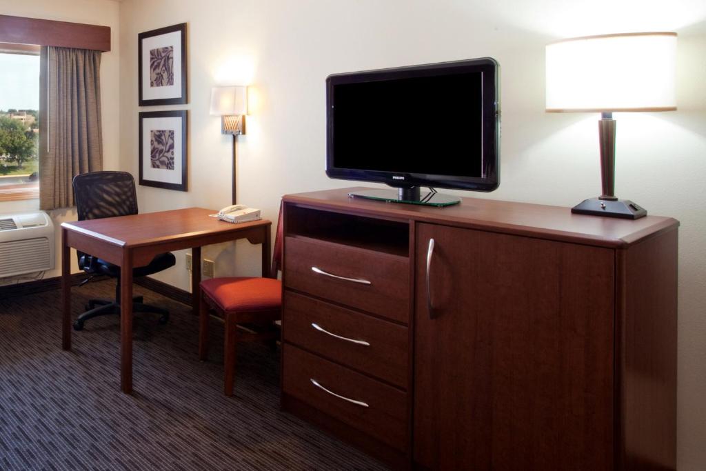 AmericInn by Wyndham Oswego - Image 6