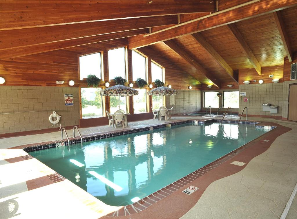 AmericInn by Wyndham Oswego - Image 4