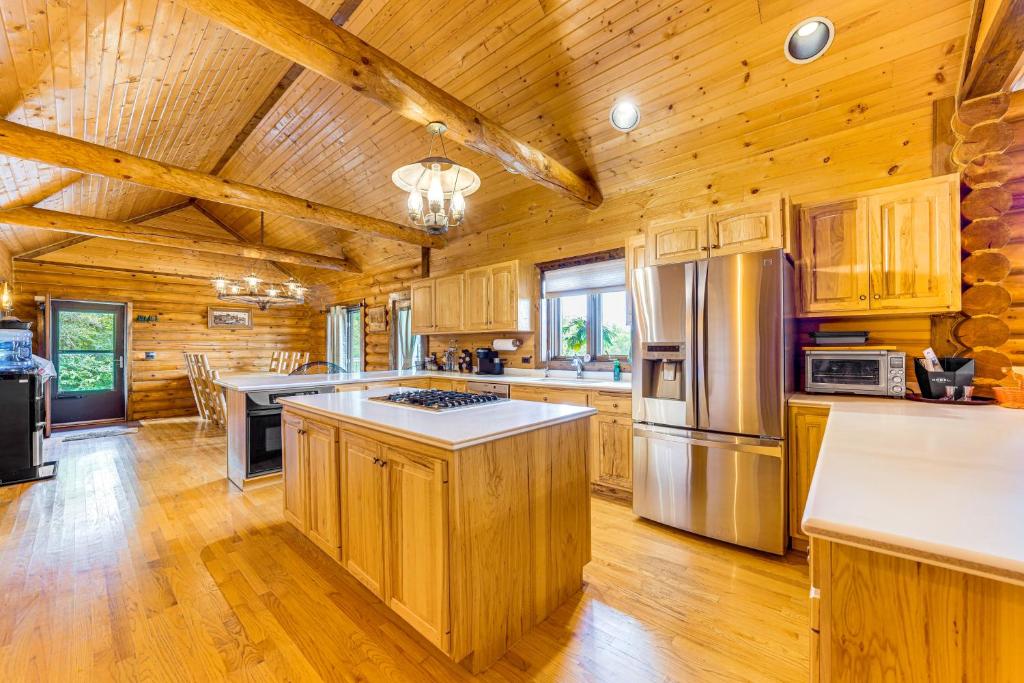 Ottawa Cabin Hot Tub, Wraparound Deck, Games - Image 5