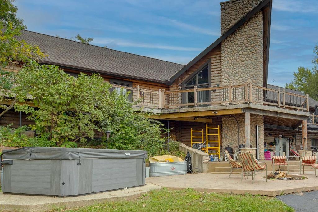 Ottawa Cabin Hot Tub, Wraparound Deck, Games