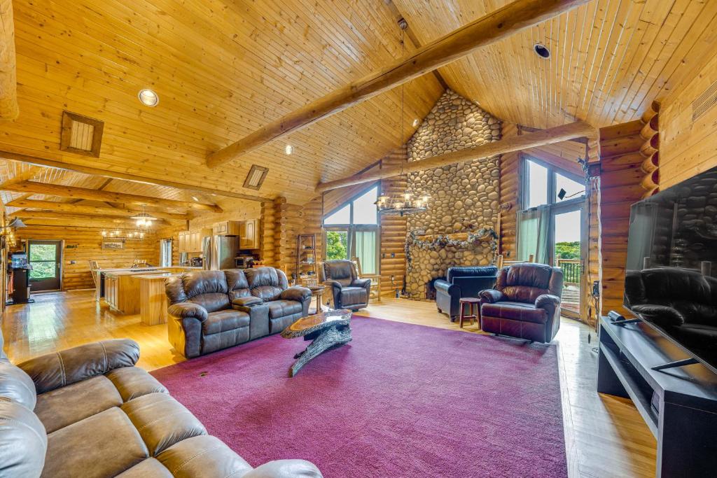 Ottawa Cabin Hot Tub, Wraparound Deck, Games - Image 6