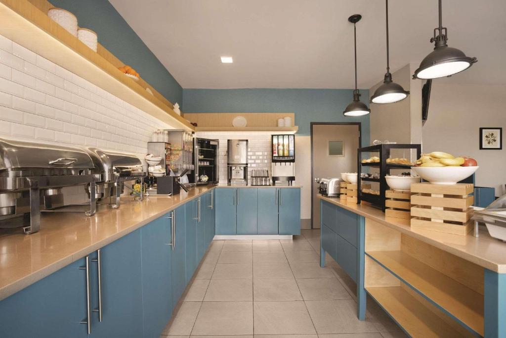Country Inn & Suites by Radisson, Moline Airport, IL - Image 5