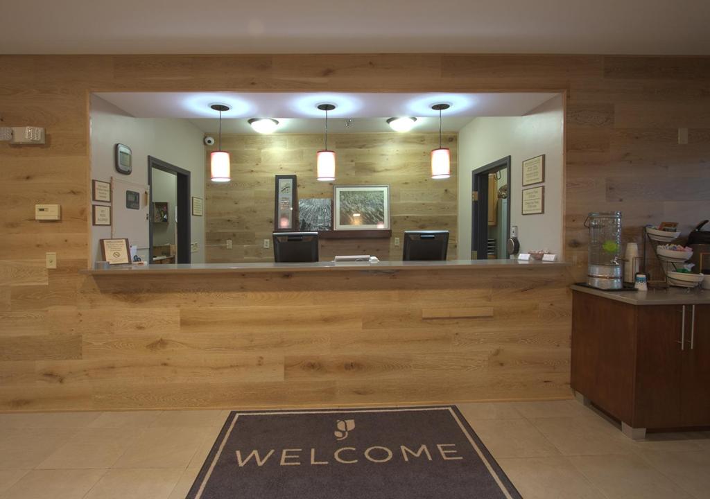 Country Inn & Suites by Radisson, Moline Airport, IL - Image 8