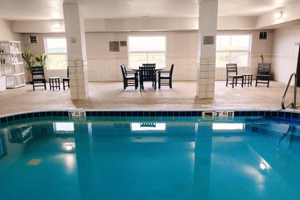 Country Inn & Suites by Radisson, Moline Airport, IL - Image 4