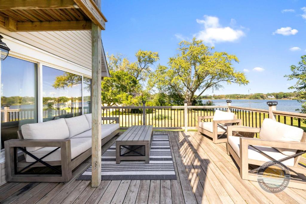 Cross Lake Retreat with Hot Tub & Stunning Views - Image 8