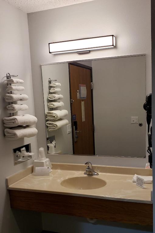 Motel 6-Kewanee, IL - Image 8