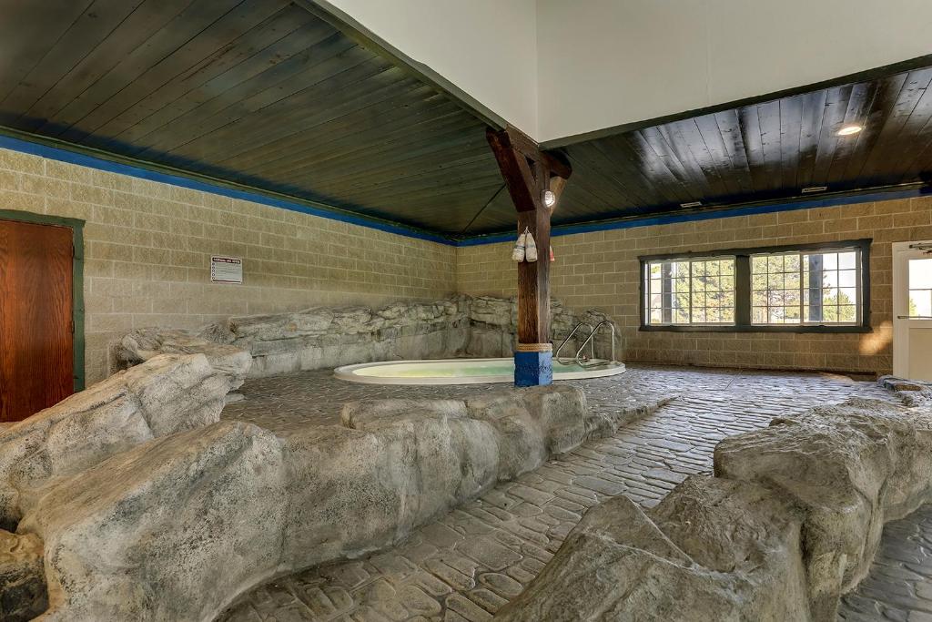 Hot Tub (Jacuzzi) - Photo 2