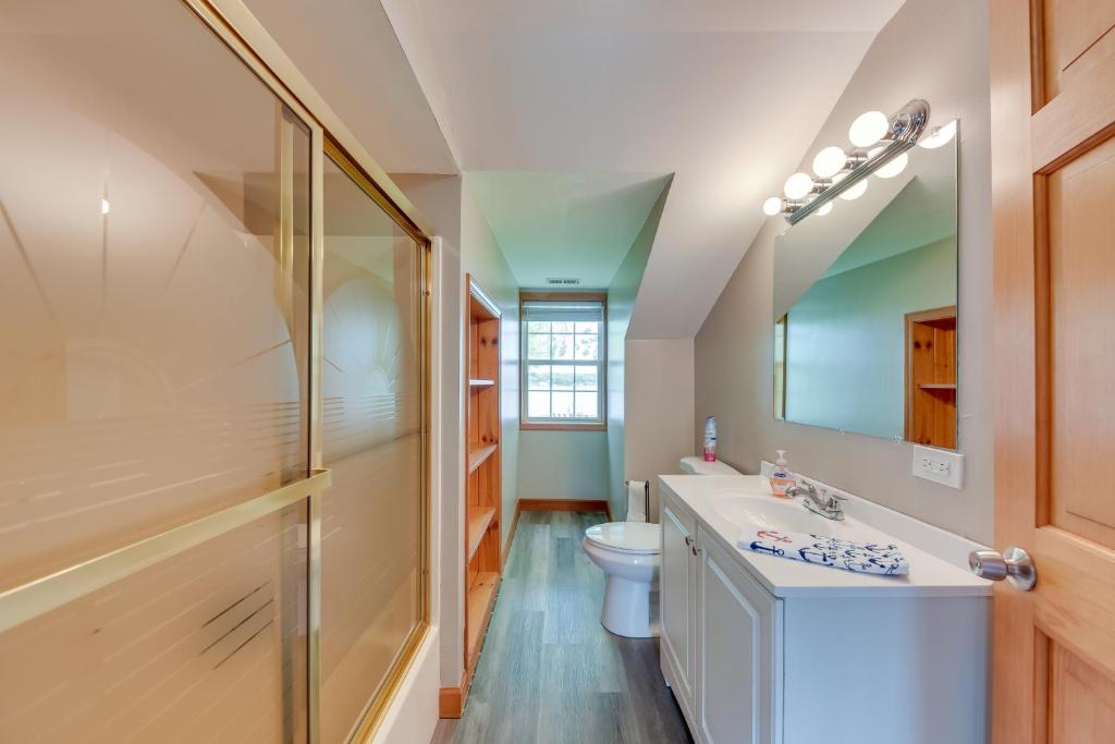 Pistakee Lake Estate with Boat Dock and Hot Tub! - Image 8