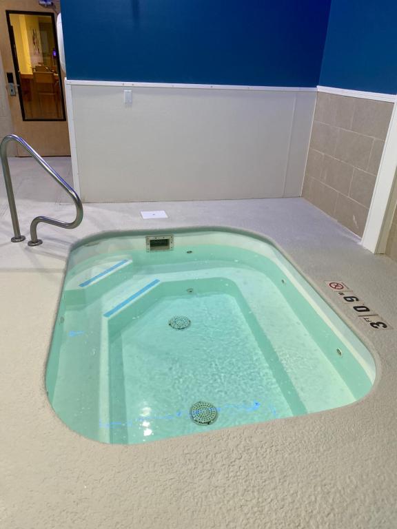 Whirlpool - Photo 2