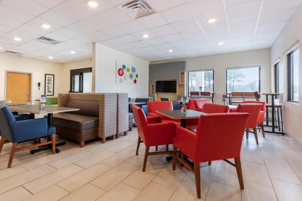 Holiday Inn Express Metropolis by IHG - Image 4