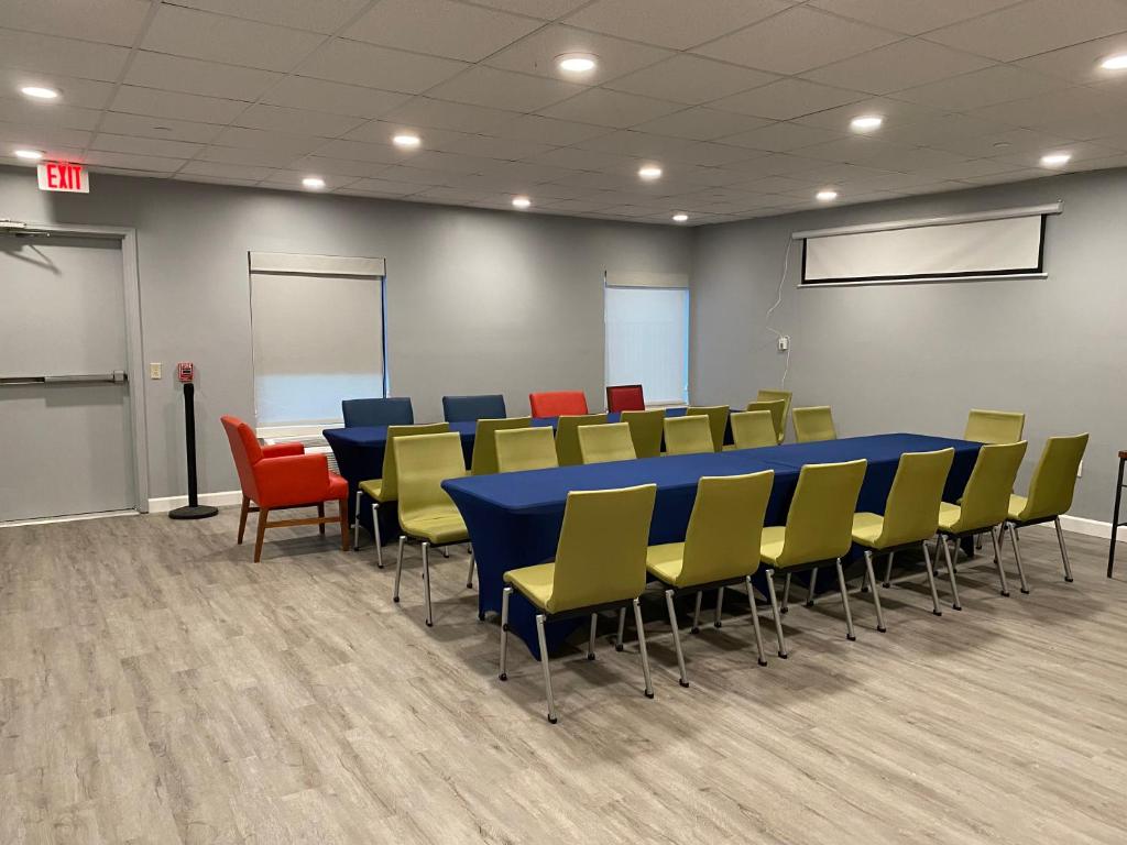 Holiday Inn Express Metropolis by IHG - Image 6