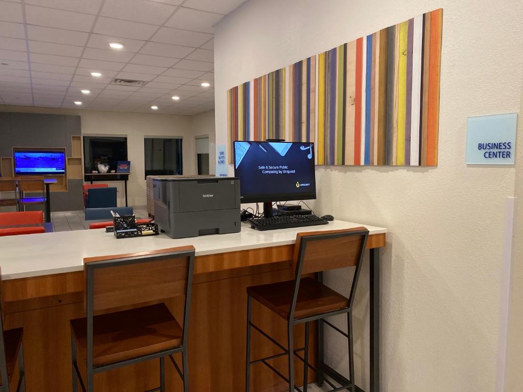 Holiday Inn Express Metropolis by IHG - Image 8