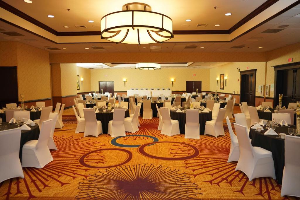 Holiday Inn & Suites Chicago-Carol Stream Wheaton by IHG - Image 7