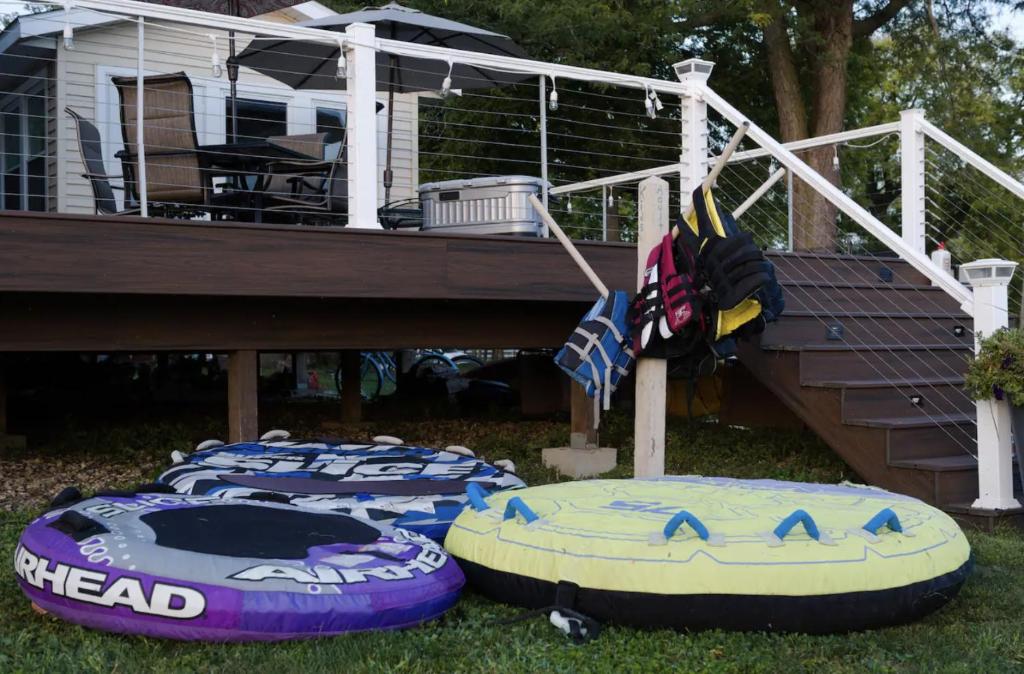 Eclectic Riverside Home 3 Season Room Large Deck - Image 6