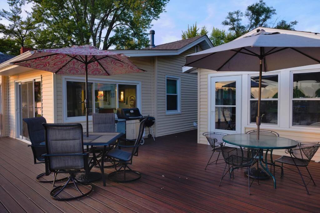 Eclectic Riverside Home 3 Season Room Large Deck - Image 8