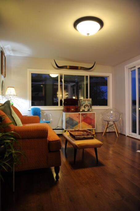 Eclectic Riverside Home 3 Season Room Large Deck - Image 4