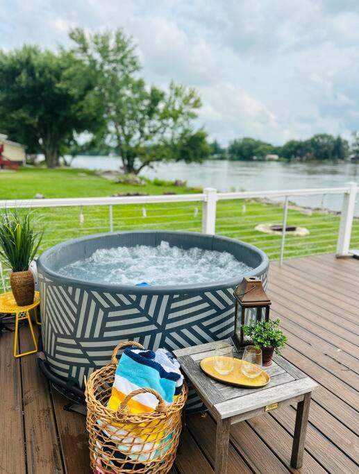 Eclectic Riverside Home 3 Season Room Large Deck
