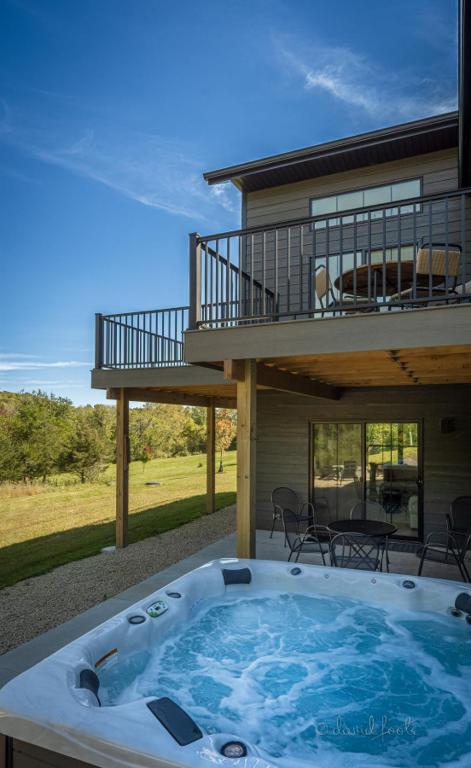 Shenandoah Ridge Fall Escape - Hot Tub - Fire Pit - Scenic Galena Views