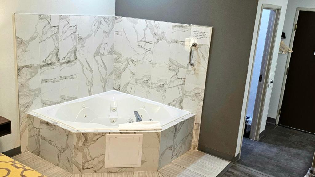 Bathtub - Photo 7