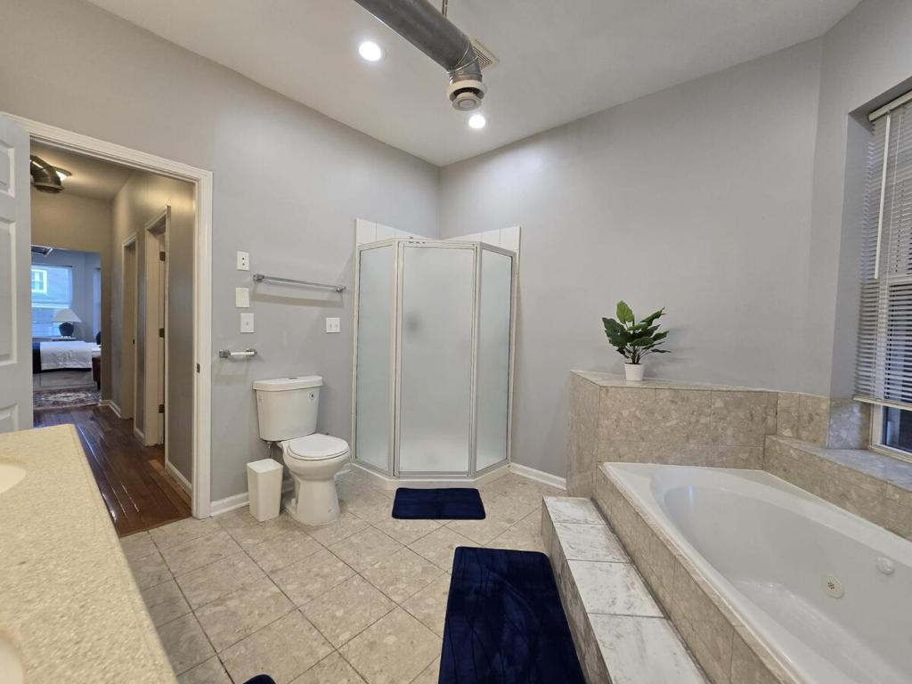 Luxe Loft vibe with King Suite - 4BR 3Ba
