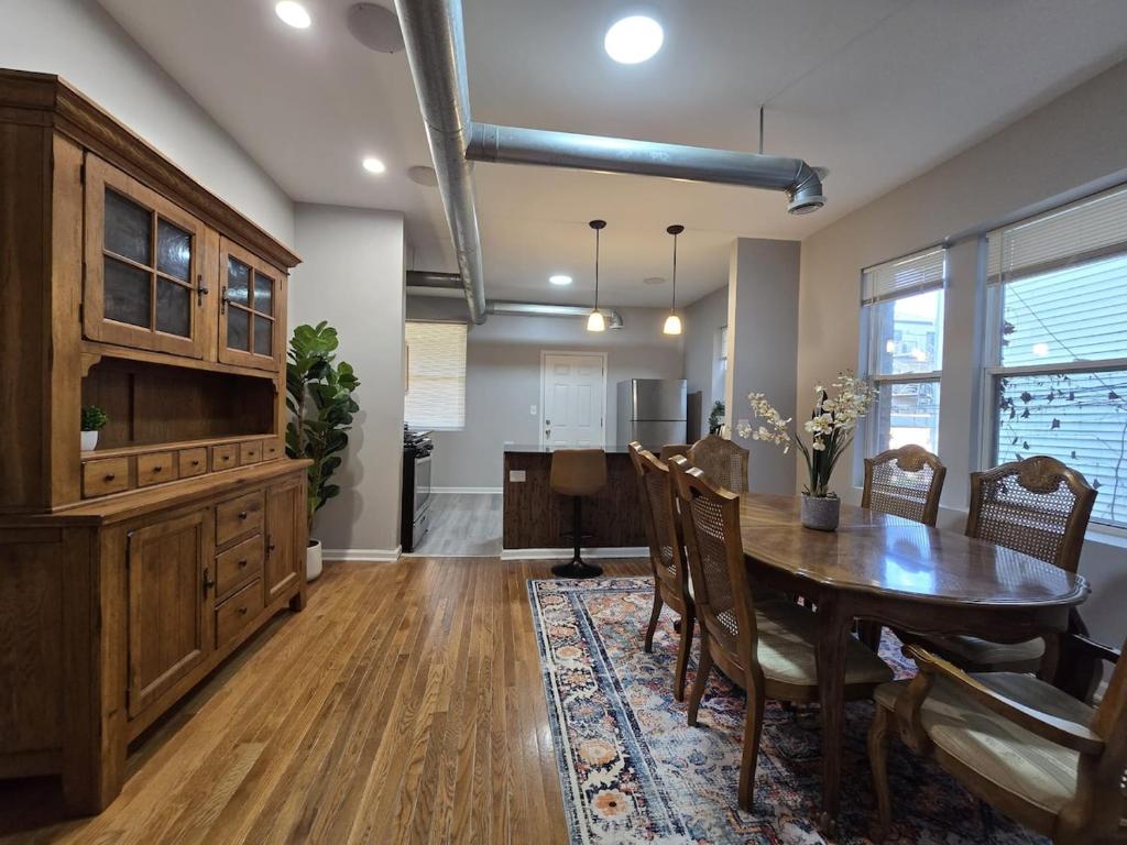 Luxe Loft vibe with King Suite - 4BR 3Ba - Image 4
