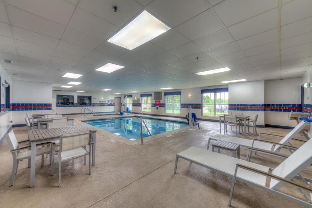 Country Inn & Suites by Radisson, Crystal Lake, IL - Image 4