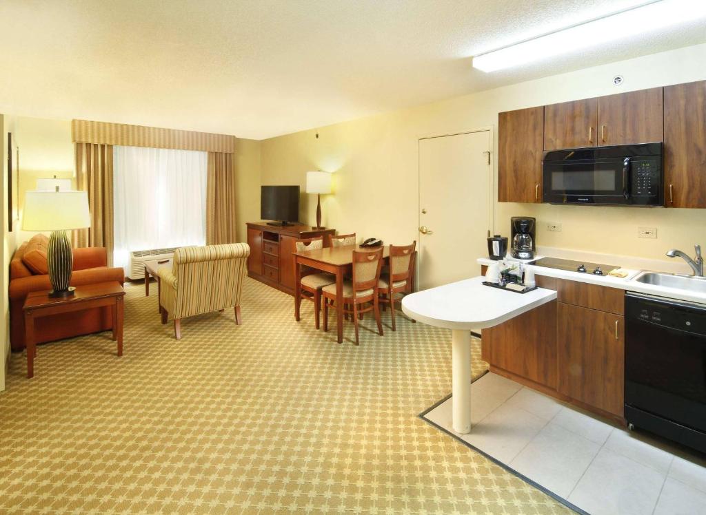Country Inn & Suites by Radisson, Crystal Lake, IL - Image 6