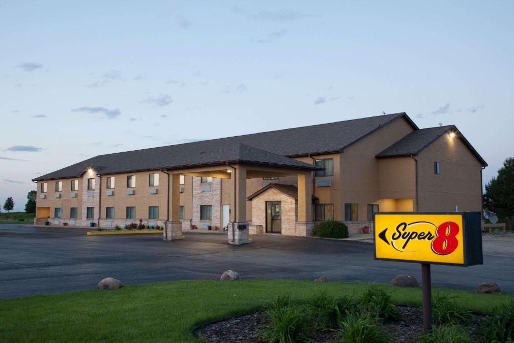 Super 8 by Wyndham Dwight - Image 6