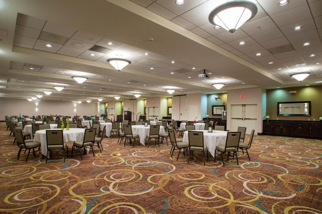 Holiday Inn Hotel & Suites Bloomington Airport by IHG - Image 7