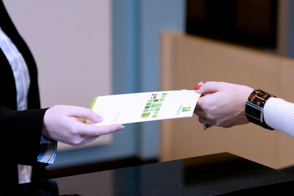 Holiday Inn Hotel & Suites Bloomington Airport by IHG - Image 8