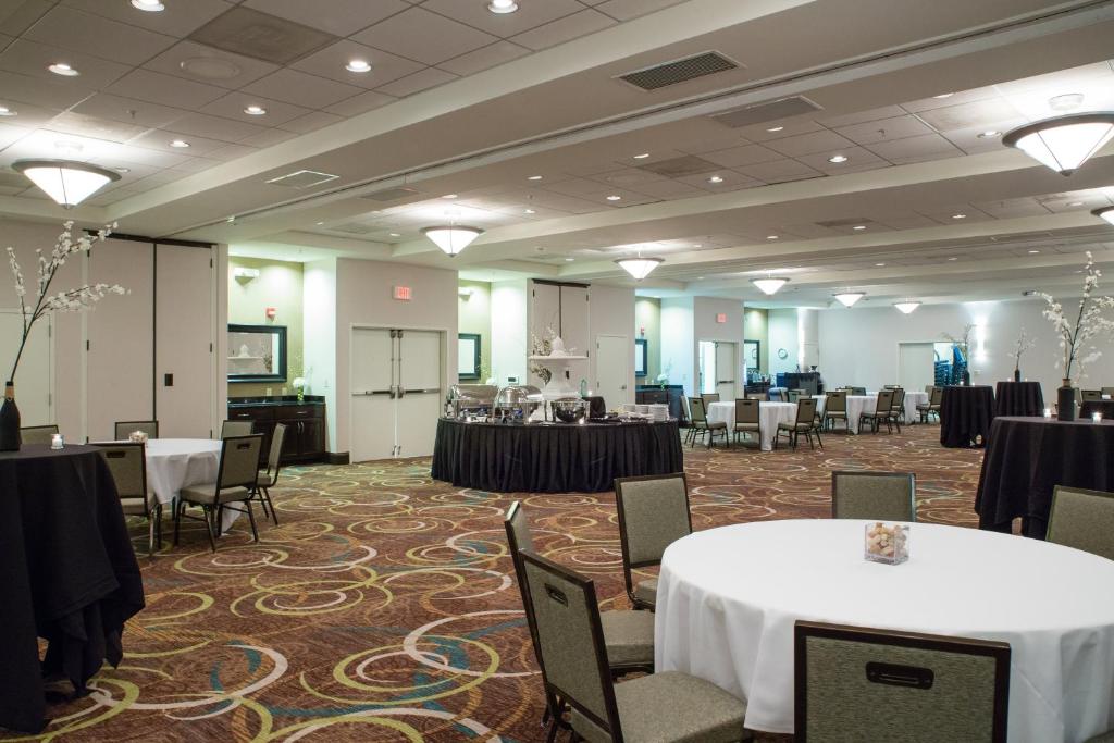 Holiday Inn Hotel & Suites Bloomington Airport by IHG - Image 4
