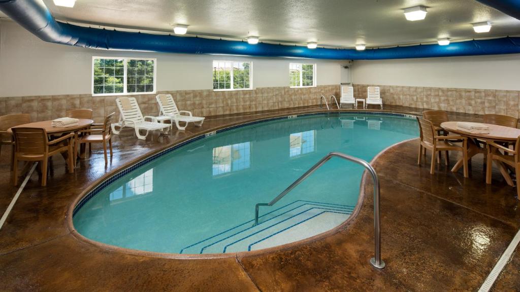 Irish Cottage Inn & Suites - Image 4