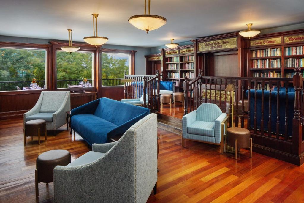 Irish Cottage Inn & Suites - Image 6