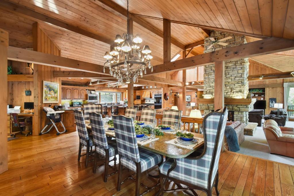 Galena Getaway with Hot Tub, Home Theater and More! - Image 5