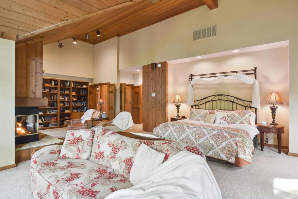 Galena Getaway with Hot Tub, Home Theater and More! - Image 8