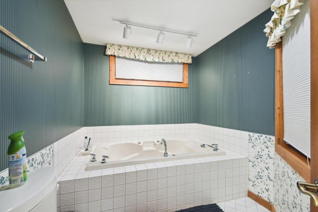 Galena Getaway with Hot Tub, Home Theater and More!