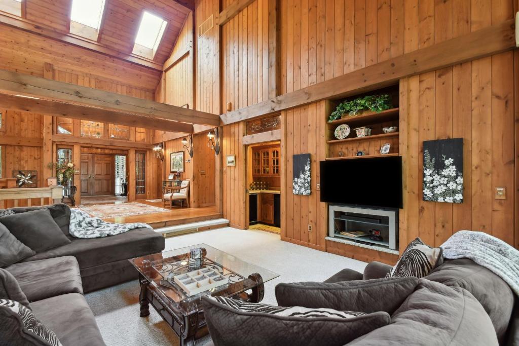 Galena Getaway with Hot Tub, Home Theater and More! - Image 6