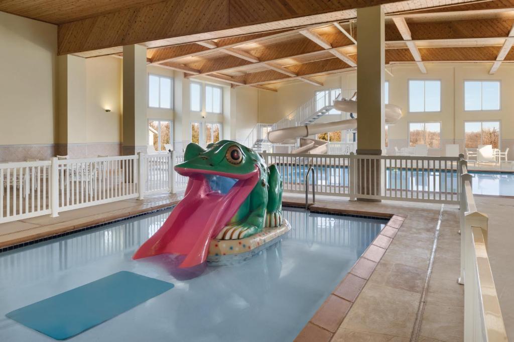Country Inn & Suites by Radisson, Galena, IL - Image 4