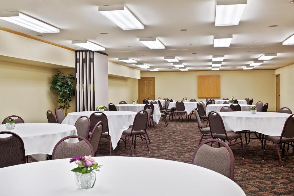 Country Inn & Suites by Radisson, Galena, IL - Image 5
