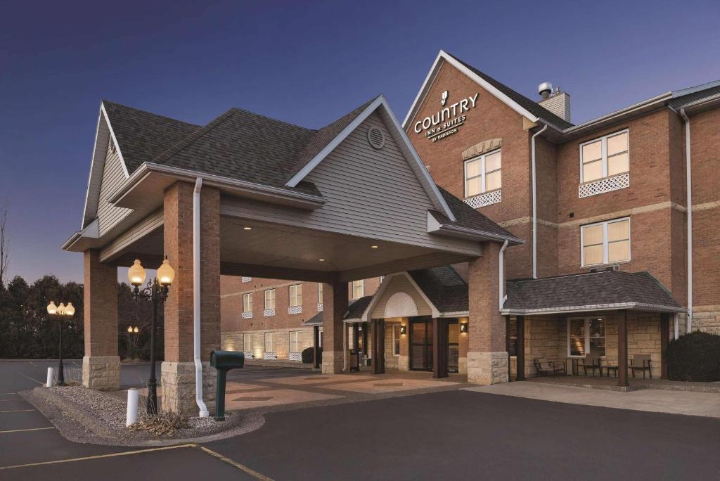 Country Inn & Suites by Radisson, Galena, IL - Image 7