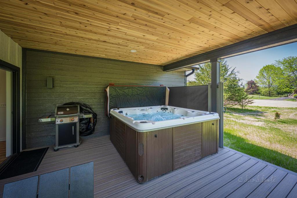 Hot Tub (Jacuzzi) - Photo 2