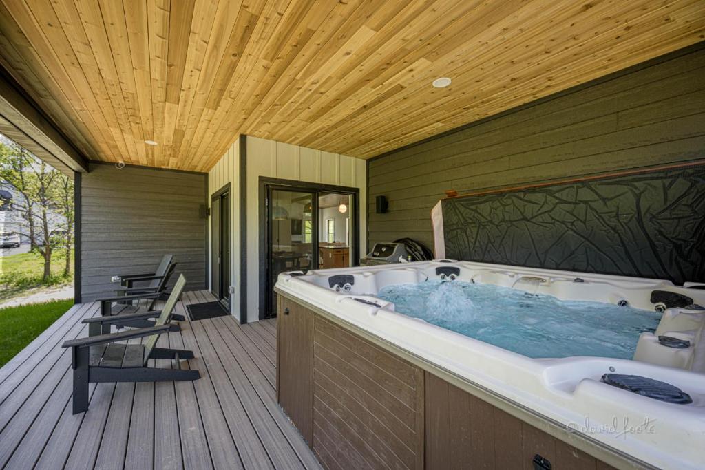 Hot Tub (Jacuzzi) - Photo 4