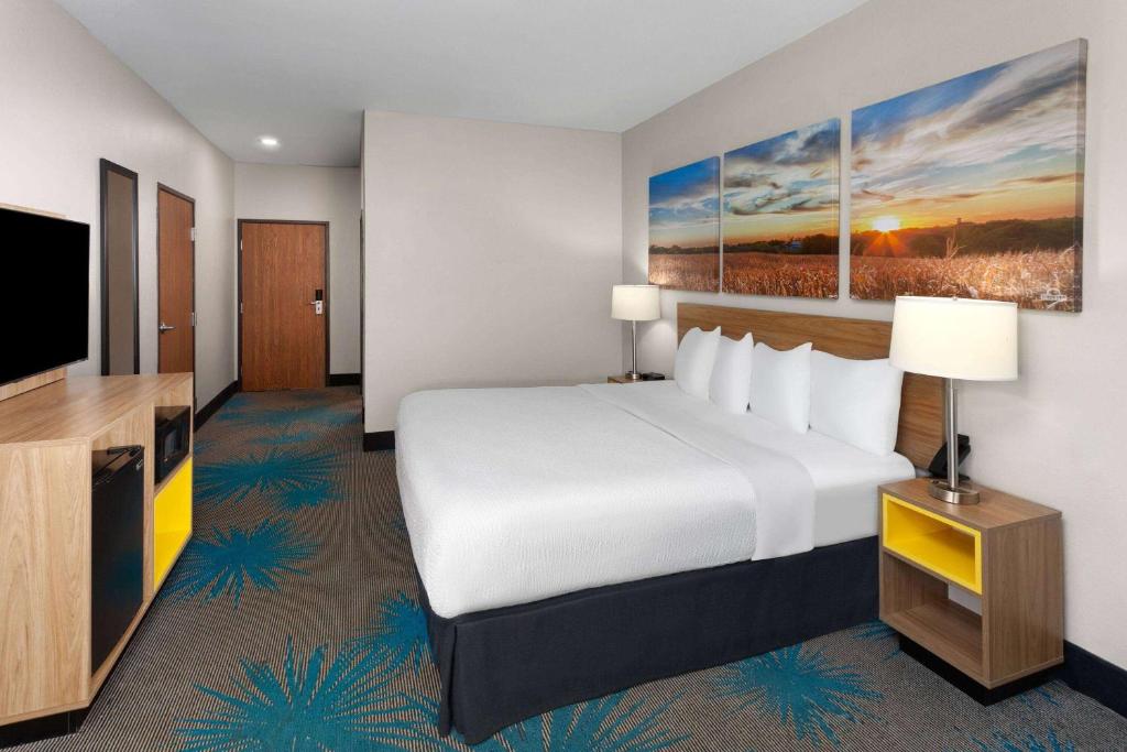 Days Inn & Suites by Wyndham Morris I-80 - Image 6