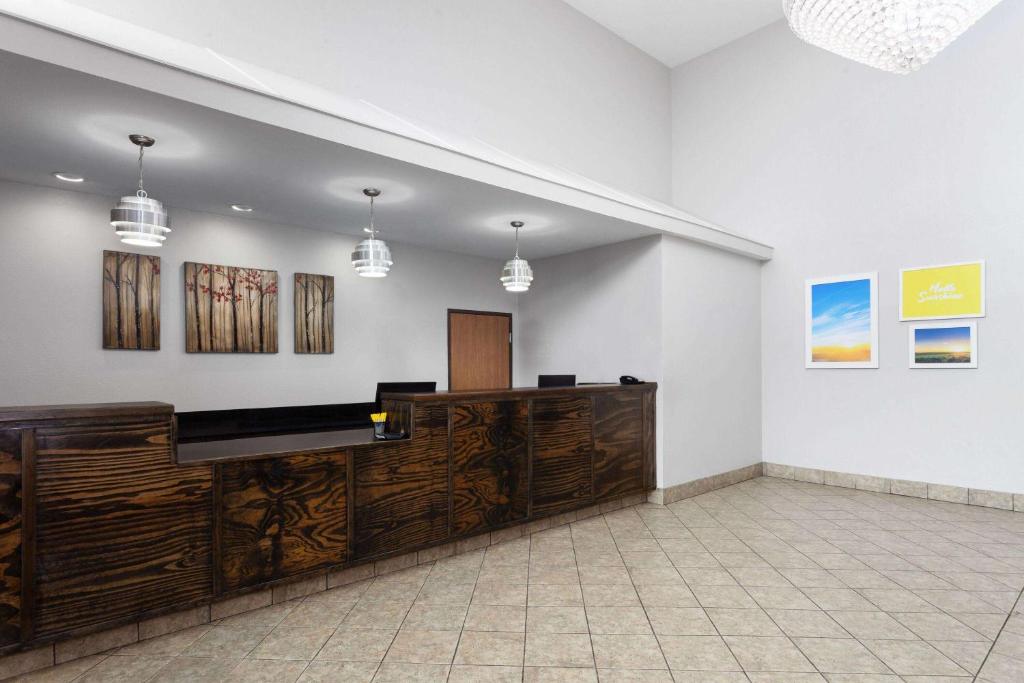 Days Inn & Suites by Wyndham Morris I-80 - Image 8